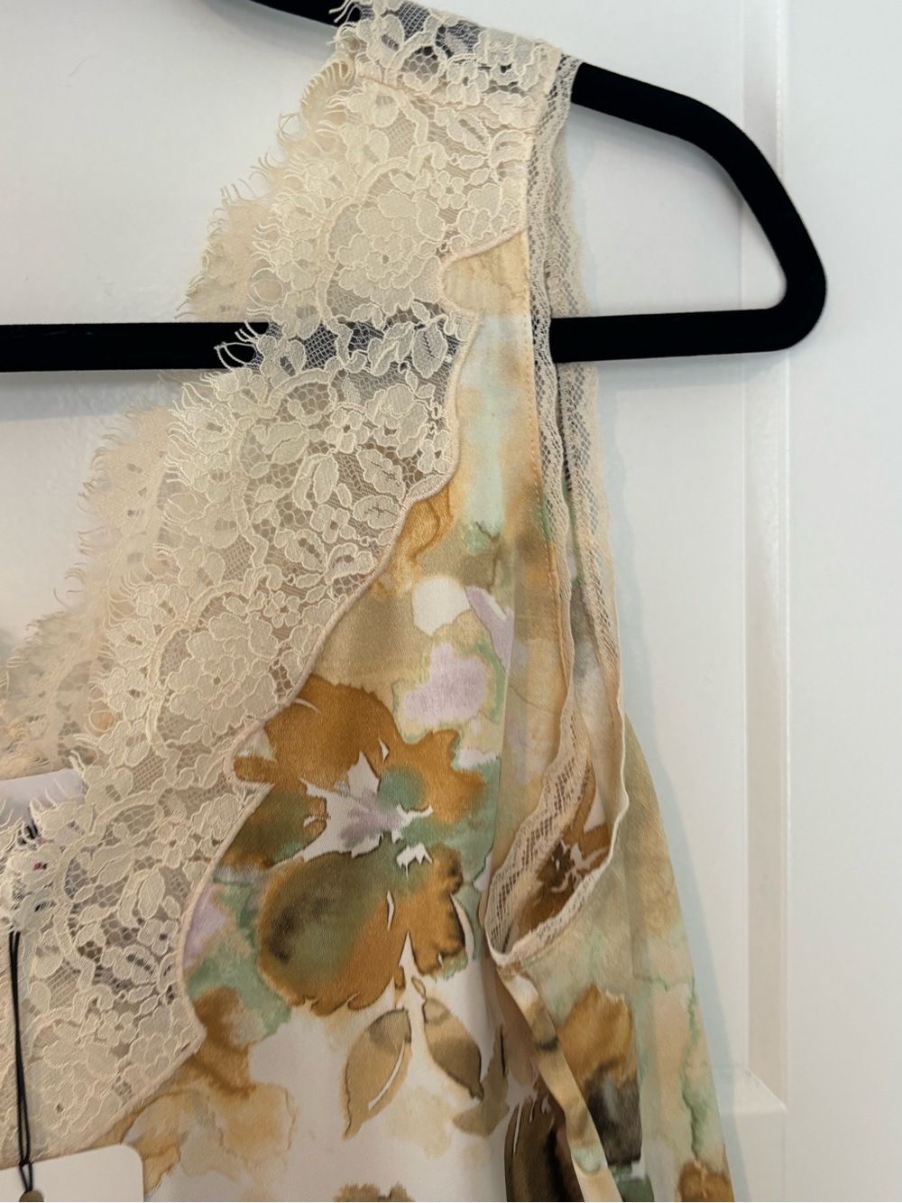 Silky Floral Lace V-Neck Tank Top - Beige/Green med Misty Top  6901 - Picture 2 of 7